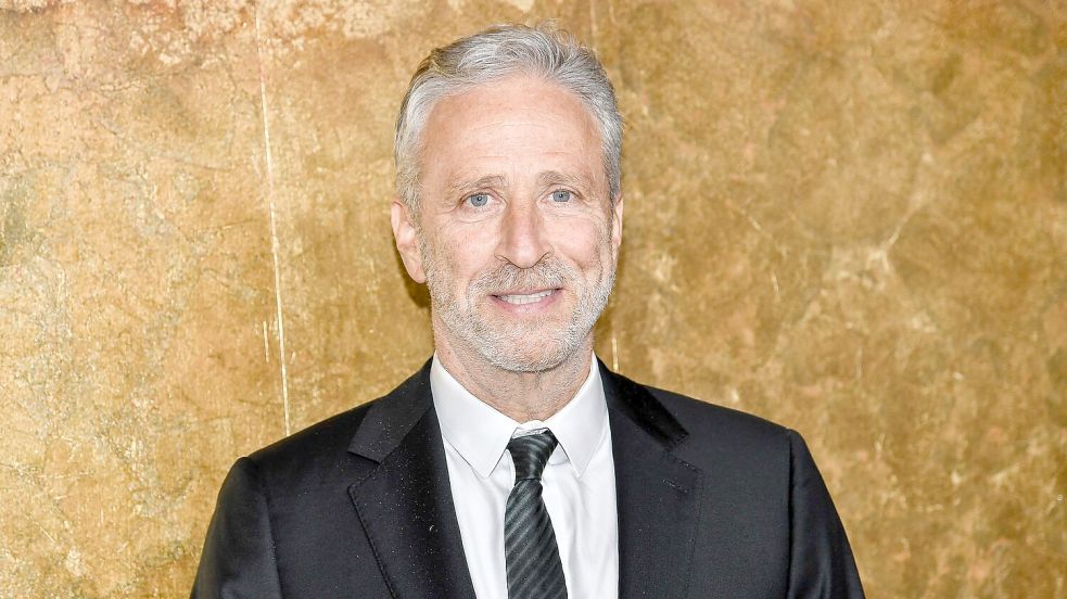 Der US-Comedian hat seinen Vertrag bei der „Daily Show“ verlängert. (Archivbild) Foto: Evan Agostini/Invision/AP/dpa