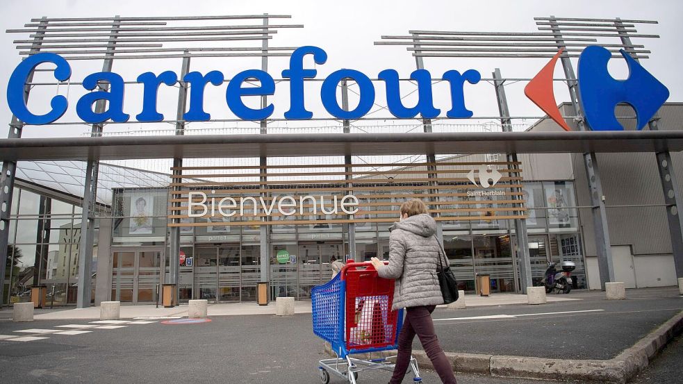 Der Supermarktkette Carrefour machen die Unruhen in Frankreich zu schaffen (Archivbild) Foto: Loic Venance/AFP/dpa