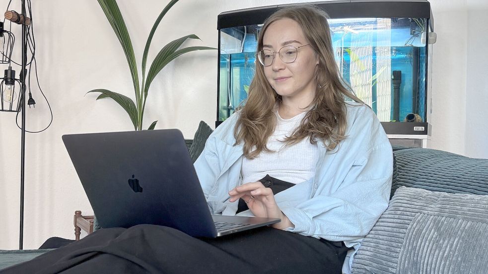 Diandra Röben an ihrem Laptop: Im Home Office kann die 29-Jährige es sich so gestalten, dass das Sitzen beim Arbeiten nicht zu viele Schmerzen verursacht. Foto: Christin Wetzel