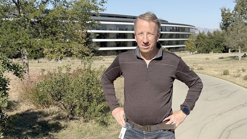 Der 56-jährige Frank Doepke mit dem Apple Park im Hintergrund. Foto: Privat