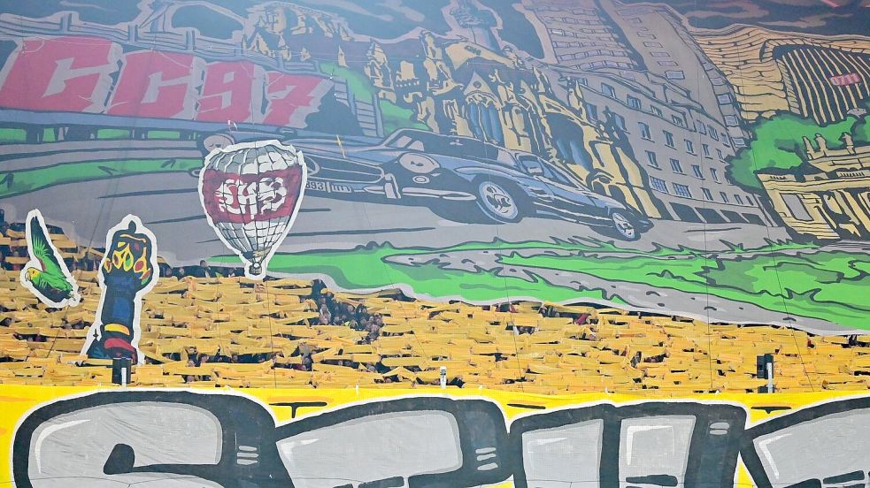Die VfB-Fans zeigten vor dem Spiel eine beeindruckende Choreographie. Foto: Jan-Philipp Strobel/dpa