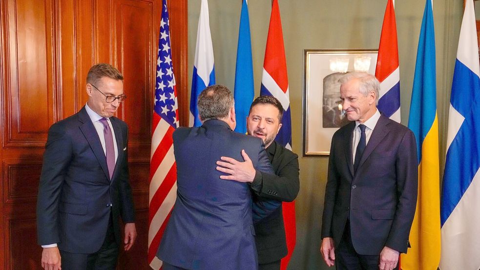 Zur Begrüßung umarmten sich Selenskyj und Witkoff in Oslo.  Foto: Heiko Junge/Pool NTB/AP/dpa