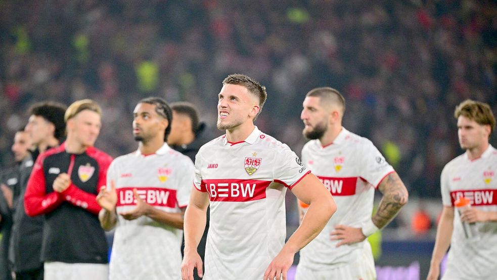 Ermedin Demirovic (M.) und seine VfB-Kollegen kurz nach dem Abpfiff. Foto: Jan-Philipp Strobel/dpa