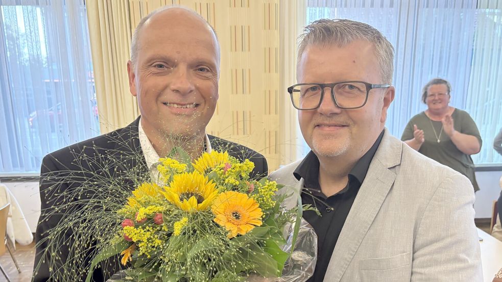 Nach der Stichwahl am 27. September 2026 gratulierte Westoverledingens Bürgermeister Theo Douwes (rechts) seinem Nachfolger Michael Ulrichs zur Wahl. Ulrichs übernimmt das Amt des Bürgermeisters offiziell am 1. November 2026. Foto: Carsten Ammermann
