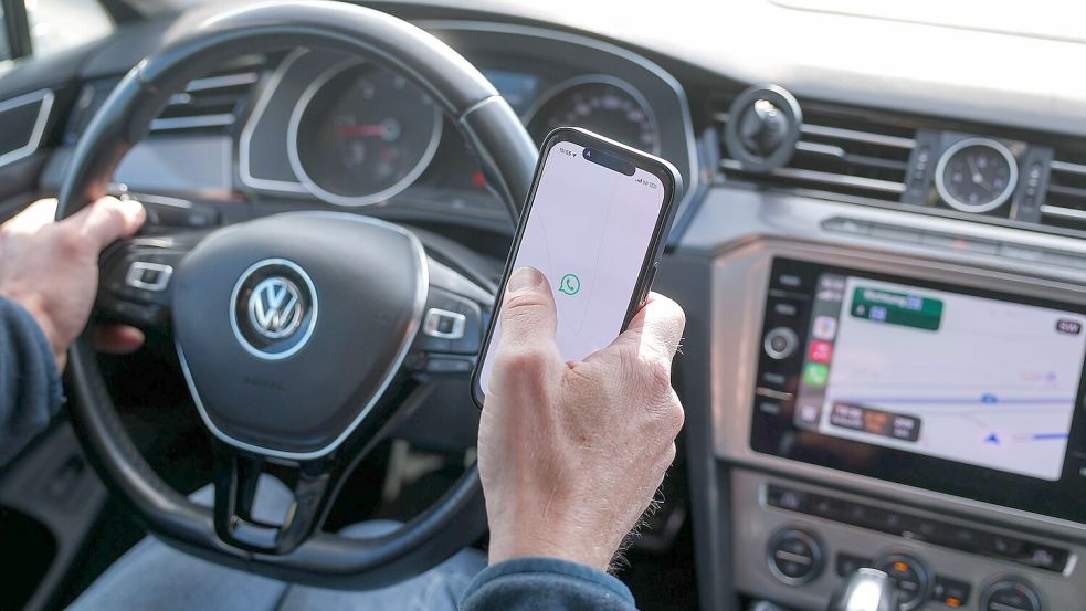 Die mit der Digitaltechnik im Auto einhergehende Ablenkung erhöht nach Analyse der Allianz das Unfallrisiko ganz erheblich. (Symbolbild)  Foto: Jan Woitas/dpa