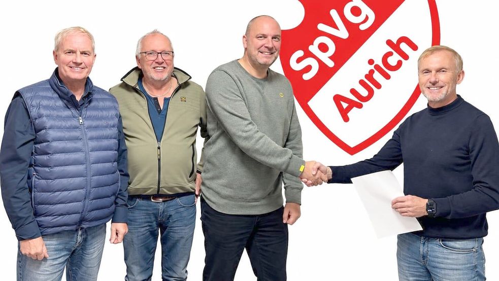 SpVg-Chef Andreas Zitting (Zweiter von rechts) und Dr. Dr. Jochen Wessels (rechts) besiegeln die Zusammenarbeit per Vertrag und Handschlag. Detlef Wessels (links) und SpVg-Geschäftsführer Heinz Haase begleiten die Vergabe der Namensrechte für das Hallenfußballturnier Aurich-Cup. Das Turnier wird künftig unter dem Namen „Dr. Dr. Jochen Wessels Aurich Cup“ ausgetragen. Foto: privat