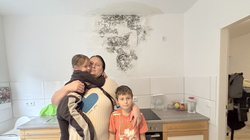 Nina Solokova mit ihren Kindern Ustina (links) und Zaka in der Küche. Direkt über dem Herd ist die Wand schimmelig. Foto: Rebecca Kresse