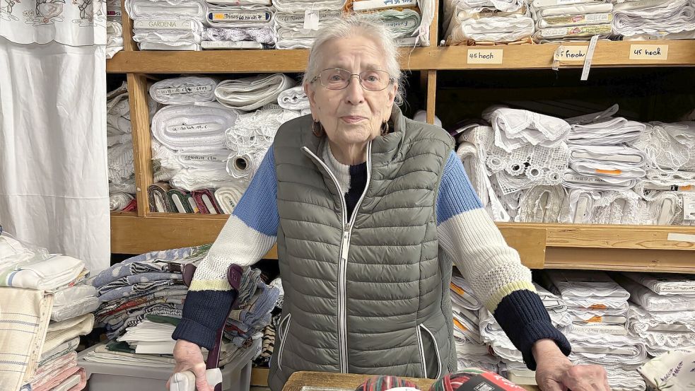 Doris Janssen in der Stoffe- und Gardinenabteilung ihres Geschäfts in Carolinensiel. Foto: Imke Oltmanns