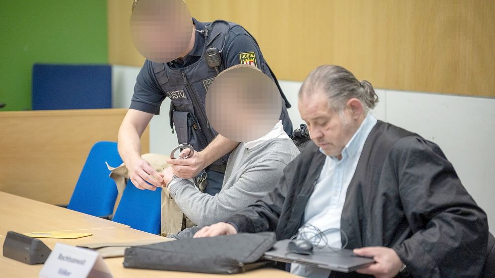 Anwalt Völker kündigt für später eine Erklärung zur Sache an. Foto: Harald Tittel/dpa