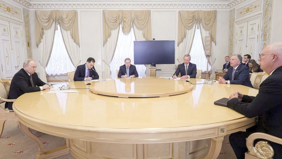 In St. Petersburg gab es etwa dreistündige Gespräche über eine mögliche Beendigung des russischen Angriffskrieges gegen die Ukraine.  Foto: Gavriil Grigorov/Pool Sputnik Kremlin/AP/dpa