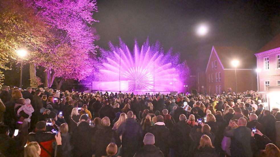 Farbiges Licht, Wasserfontänen und Live-Musik prägten den Auftakt der Krummhörner Lichtertage in Pewsum. An diesem Wochenende geht das Spektakel an den nächsten Stationen weiter. Foto: Heinz Wagenaar