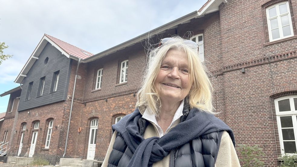 Birgit Lutz-Kunisch vor dem alten Wittmunder Bahnhof, den sie nun hergrichtet hat und vermieten will. Foto: Imke Oltmanns