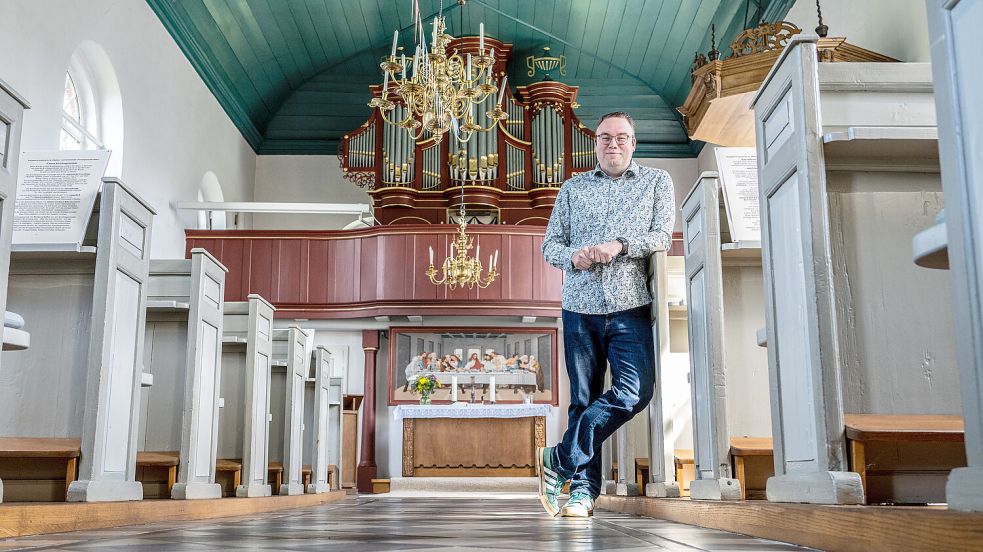 Ruben Grüssing hat in seinem Leben schon Ehrenämter bekleidet. Hier steht er in der Kirche in Detern. Er ist Vorstandsvorsitzender der Kirchengemeinde. Foto: Klaus Ortgies