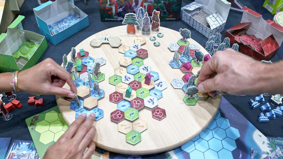 Gemeinsames analoges Spielen ist gefragt. Foto: Oliver Berg/dpa