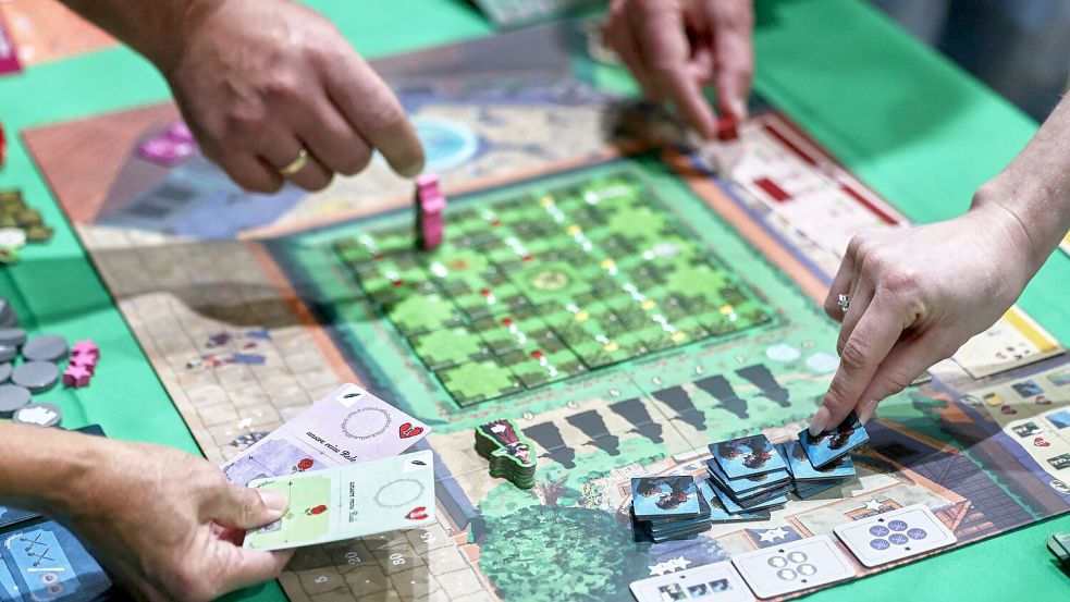 Gesellschaftsspiele bringen generationenübergreifend an einen Tisch.  Foto: Oliver Berg/dpa
