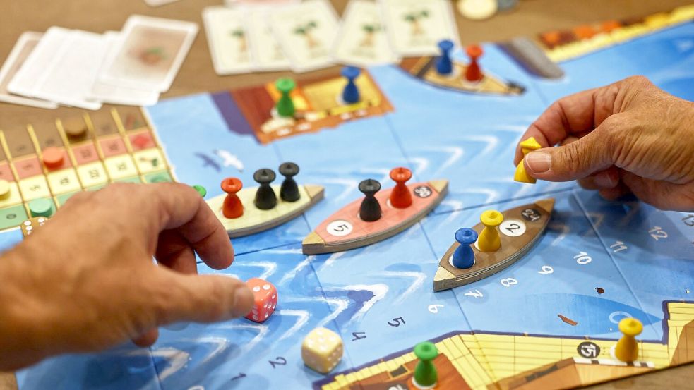 Gemeinsames Agieren ist bei analogen Spielen gefragt.   Foto: Oliver Berg/dpa