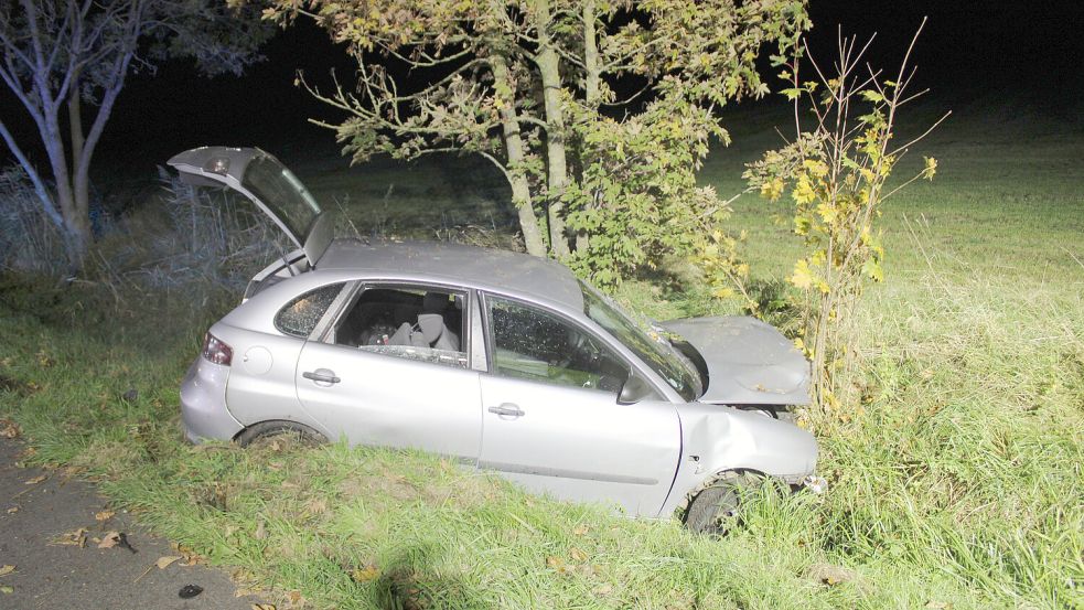 In Weener ist ein Auto von der Bundesstraße abgekommen. Foto: Feuerwehr/Joachim Rand