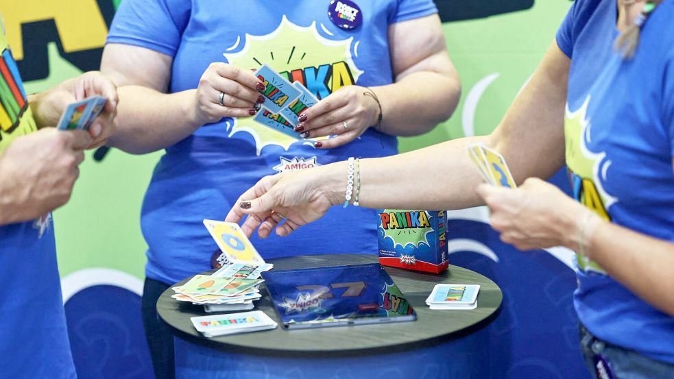 Viele Neuheiten können an den Spieltischen in Essen getestet werden.  Foto: Oliver Berg/dpa