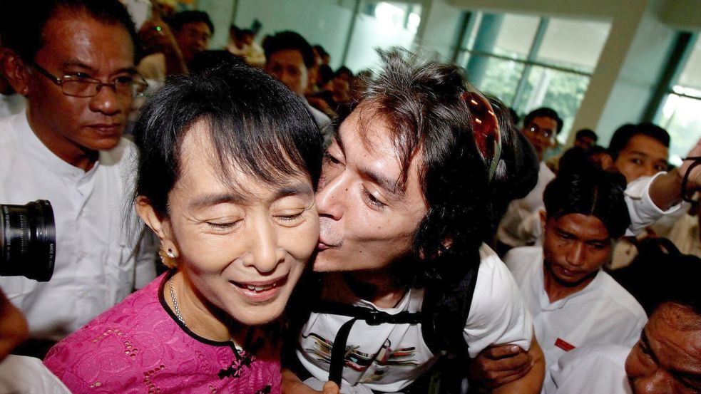 Ein Bild aus besseren Tagen: Aung San Suu Kyi im Jahr 2011 mit ihrem Sohn Kim Aris. Foto: Nyein Chan Naing/epa/dpa