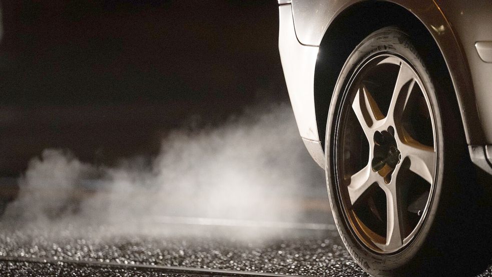 Ursprünglich war beschlossen worden: Neuwagen in der EU ab 2035 sollen im Betrieb kein klimaschädliches Kohlenstoffdioxid (CO2) mehr ausstoßen dürfen. Das soll sich ändern. (Symbolbild) Foto: Sebastian Kahnert/dpa