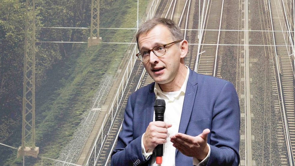 Der Chef der DB InfraGo, Philipp Nagl, hofft auf mehr Pünktlichkeit nach der Sanierung besonders heikler Strecken ab 2029. (Archivbild) Foto: Carsten Koall/dpa