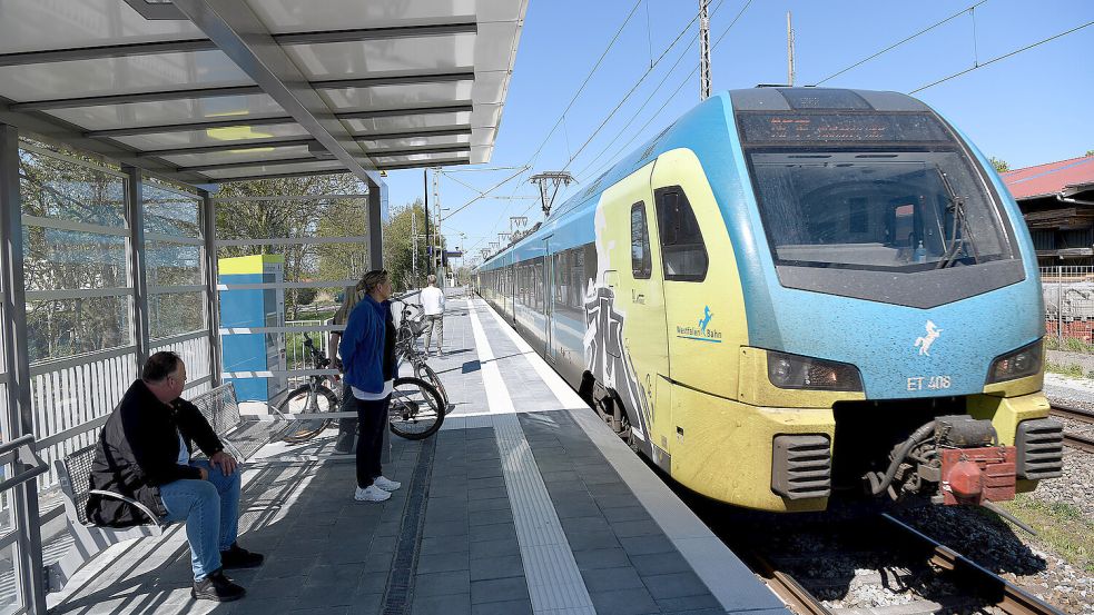 Die Westfalenbahn ist auf der Strecke Münster–Emden unterwegs. Foto: Melchert Stromann/Archiv
