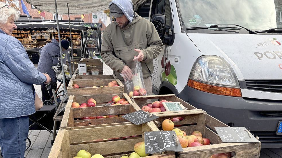 Seit Jahren verlässlicher Händler auf dem Emder Wochenmarkt: der Obsthof Poppinga. Fotos: Stephanie Schuurman