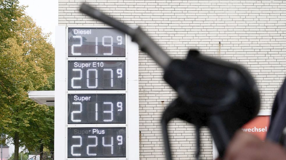 Derzeit greift für die Spritpreise ein Tankrabatt. (Archivbild) Foto: Sina Schuldt/dpa