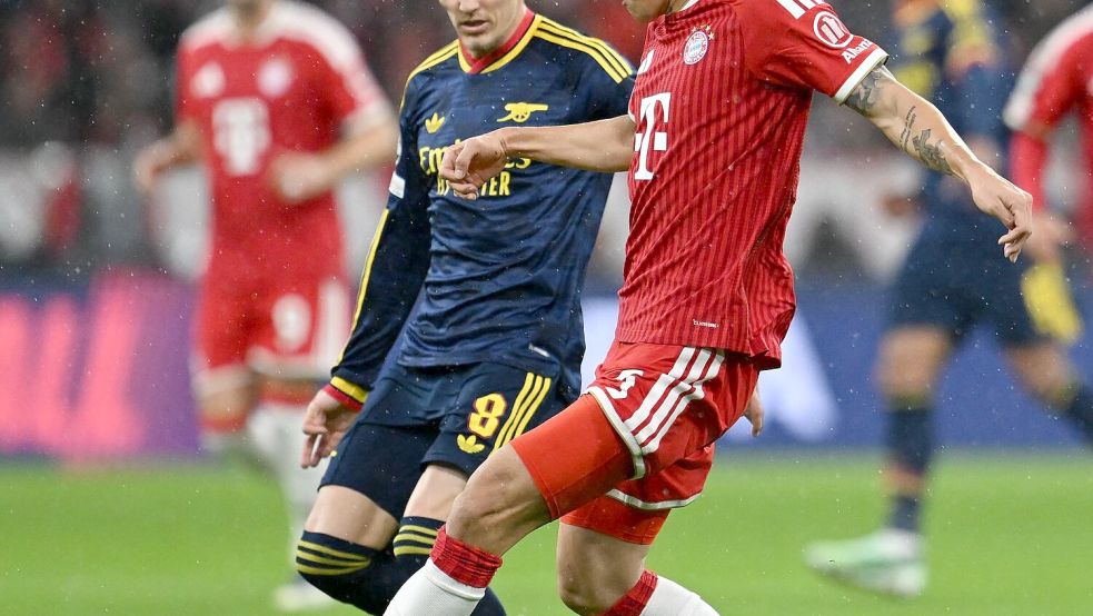 Minjae Kim (r) konnte nur bis zur Pause seinen Job als Verteidiger erledigen.  Foto: Sven Hoppe/dpa