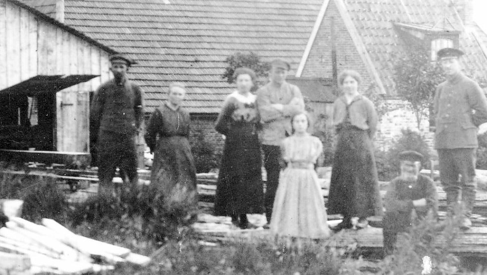Ein frühes Siedlerfoto der Familie Christoffers am Nordgeorgsfehnkanal in Mullberg. Jahrzehnte später trugen Nachbarn Christoph Christoffers‘ regimekritische Worte weiter – er wurde verhaftet und zu sechs Jahren Zuchthaus verurteilt. Wer auf dem Foto Christoffers ist, lässt sich bislang nicht sicher zuordnen. Fotosammlung: Ewald Hennek