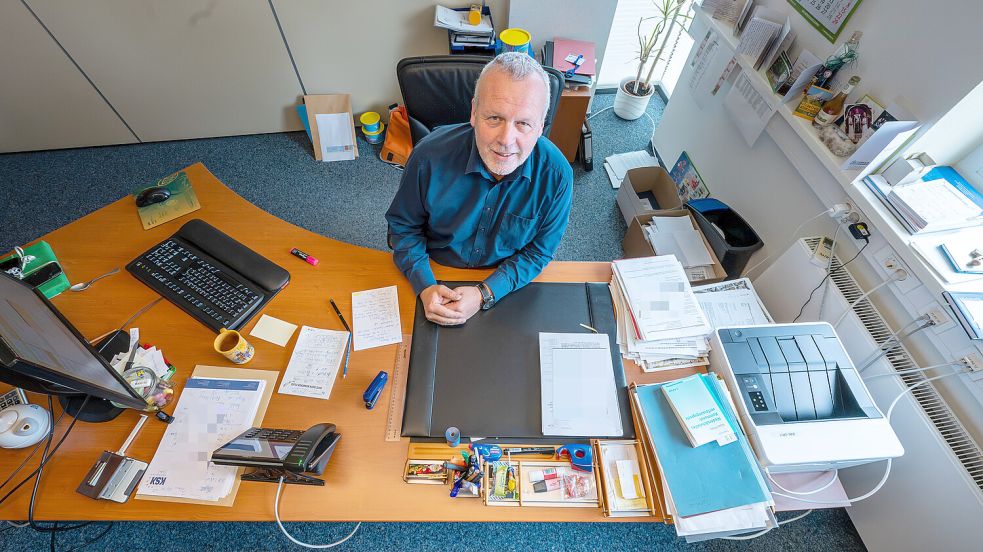 Noch einmal hinter dem großen Schreibtisch: Ende Oktober verabschiedet sich Uwe Redenius nach sechseinhalb Jahren als Bürgermeister der Gemeinde Hinte aus dem Rathaus. Foto: Klaus Ortgies