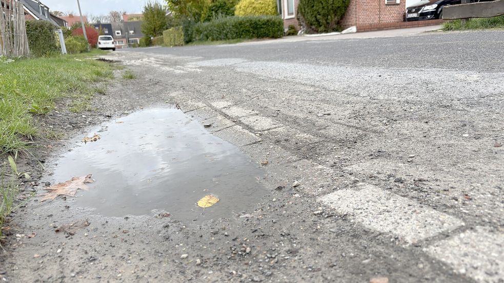 Die Rigaer Straße in Leer ist teilweise ziemlich uneben. Jetzt wird sie saniert. Foto: Jonas Bothe
