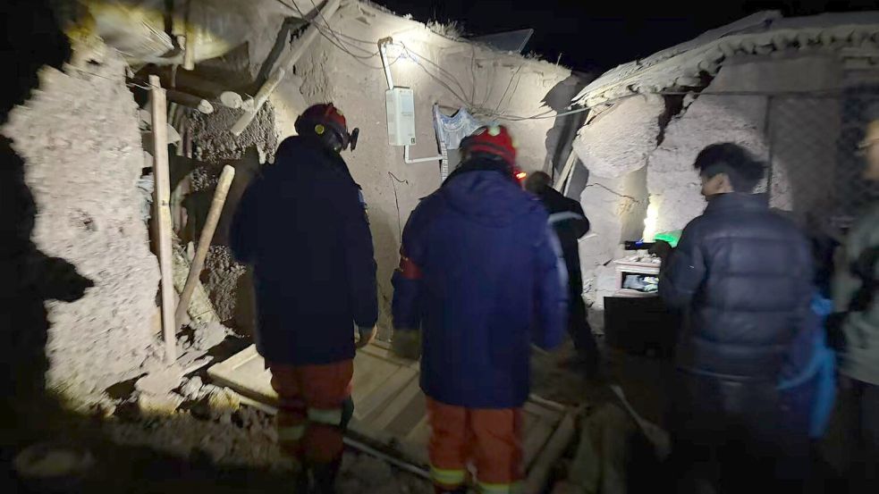 Durch das Erdbeben wurden auch Hunderte Häuser beschädigt.   Foto: Uncredited/XinHua/dpa