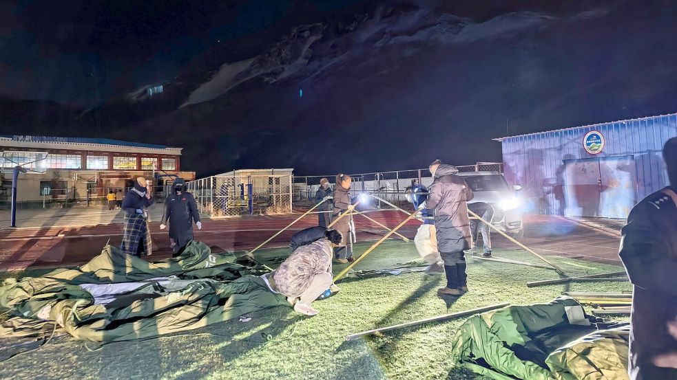 Rettungskräfte richteten provisorische Unterkünfte ein.  Foto: Uncredited/XinHua/dpa