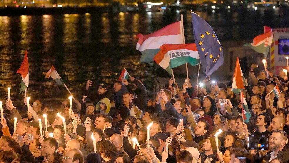Bei der Parlamentswahl im April erteilten die Ungarn dem autoritären Kurs von Viktor Orban eine Abfuhr - auch der Freiheitsgeist von 1956 lebte darin wohl fort. (Archivbild) Foto: Darko Bandic/AP/dpa