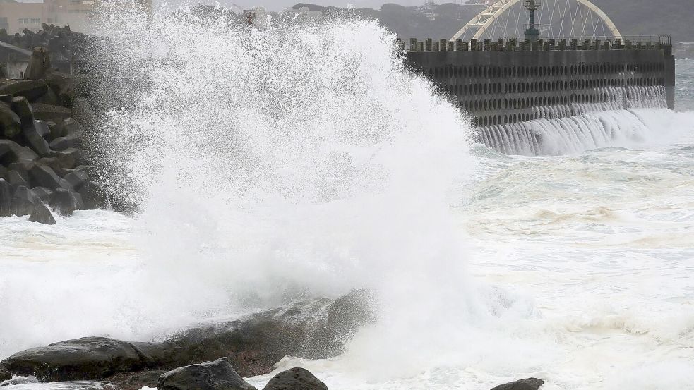An den Küsten in Taiwan und China wurden hohe Wellen wegen des Taifung gemessen.  Foto: Chiang Ying-ying/AP/dpa