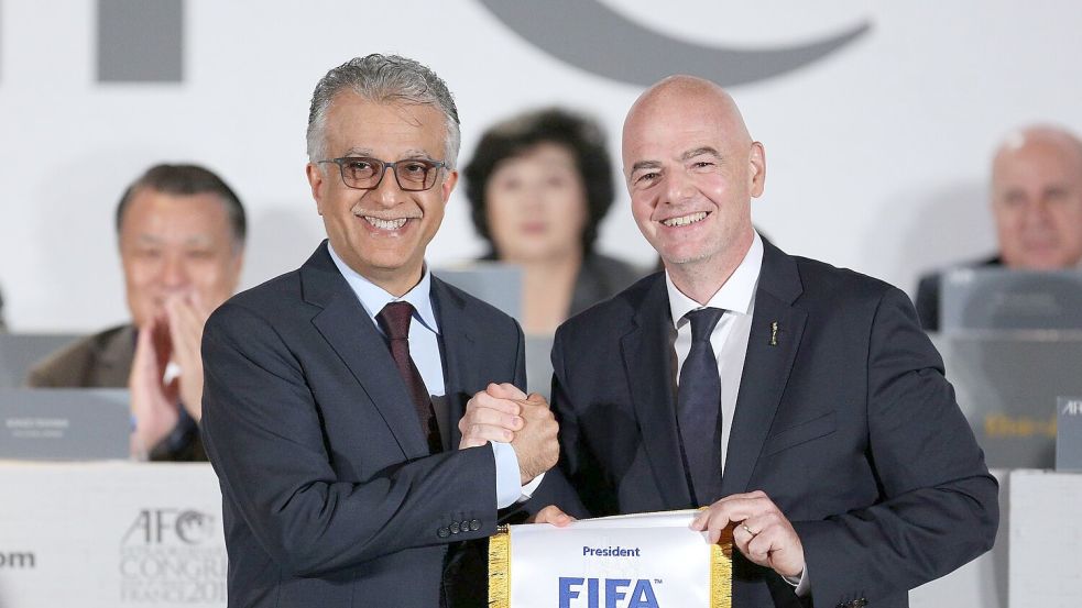Gianni Infantino (r) mit Salman bin Ibrahim al-Chalifa, Chef des asiatischen Fußballverbands. (Archivbild) Foto: ---/Xinhua/dpa