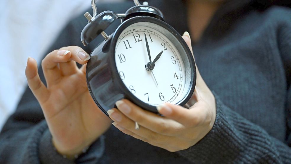 Zweimal im Jahr wird an der Uhr gedreht, im Herbst bringt dies eine Stunde mehr. (Symbolbild) Foto: Elisa Schu/dpa