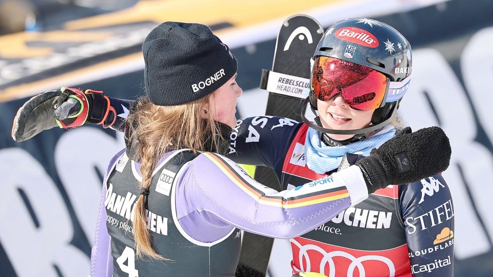 Herausforderin und Dominatorin: Emma Aicher (l.) mit Mikaela Shiffrin. (Archivbild) Foto: Marco Trovati/AP/dpa