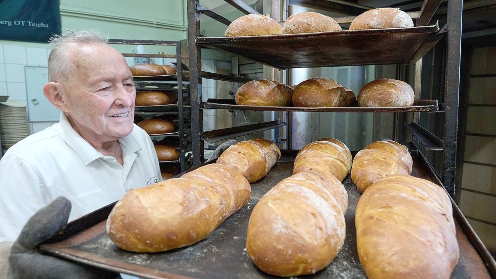 Auch mit 85 Jahren mit Leidenschaft in der Backstube: Gert Ebenrecht ist seit 65 Jahren Bäckermeister - dafür wird er von der Handwerkskammer Halle geehrt.  Foto: Hendrik Schmidt/dpa