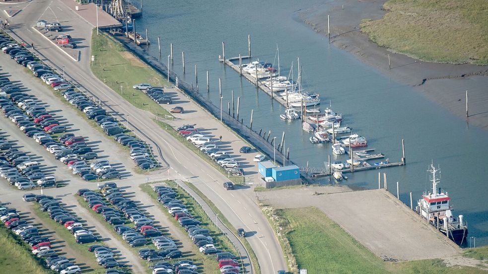 Dem Hafen von Neßmersiel droht am Wochenende, 23. bis 25. Oktober 2026, eine mögliche Sturmflut. Foto: Sina Schuldt/dpa