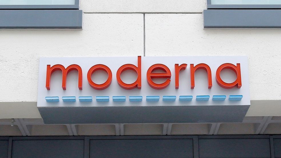 Der Schriftzug „moderna“ am Eingang eines Gebäudes des US-Unternehmens. (Archivbild) Foto: Bill Sikes/AP/dpa