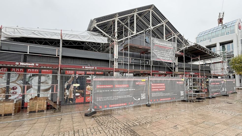 Das Café Extrablatt auf dem Marktplatz Aurich verbirgt sich derzeit noch unter Bauplanen und Gerüsten. Foto: Mieke Matthes
