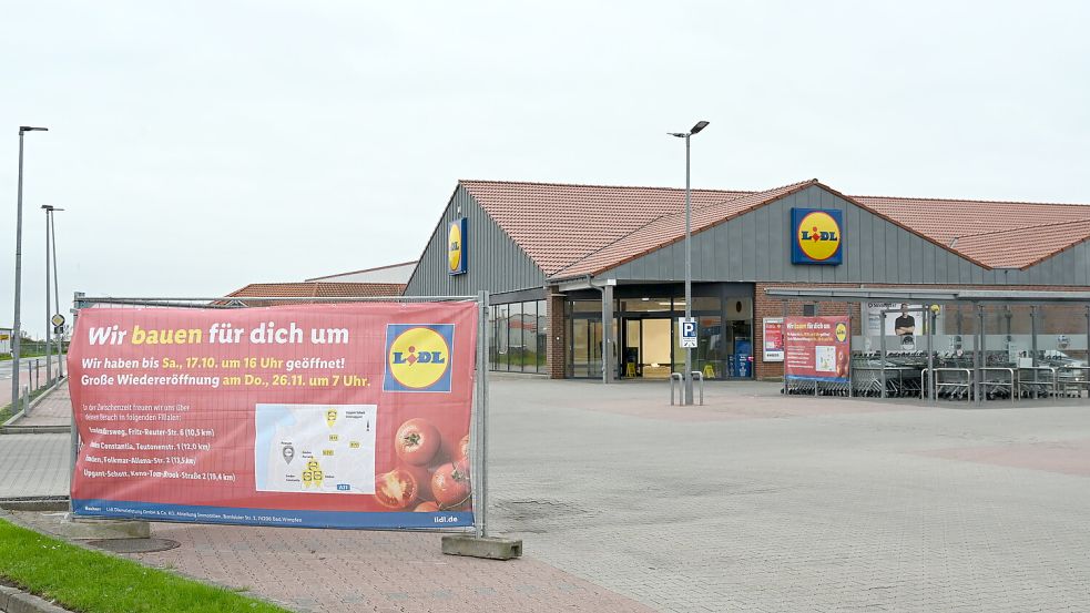 Bleibt bis Ende November geschlossen: der Lidl-Markt im Pewsumer Gewerbegebiet. Dort wird aktuell umgebaut. Foto: Heinz Wagenaar