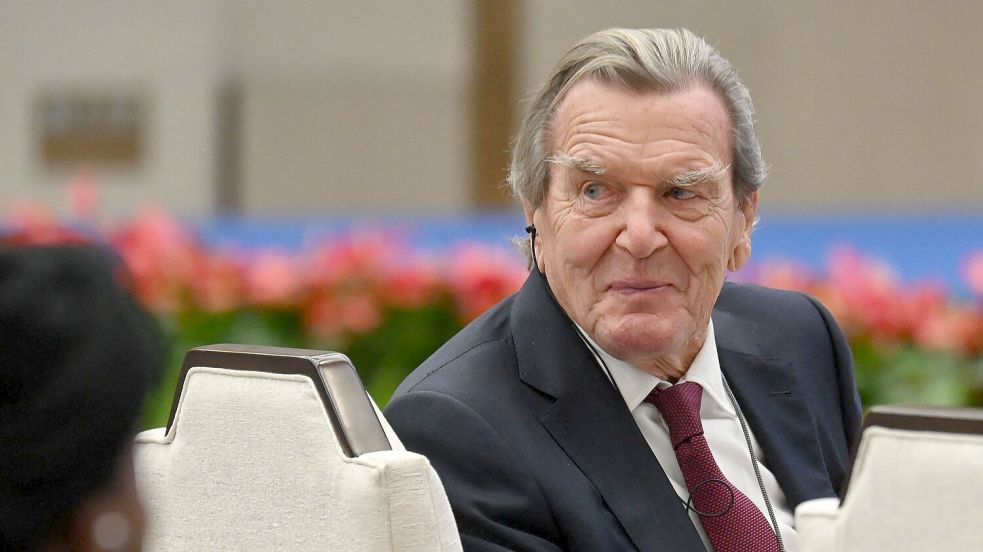 Alt-Bundeskanzler Schröder saß bei der Veranstaltung in der ersten Reihe.   Foto: Johannes Neudecker/dpa