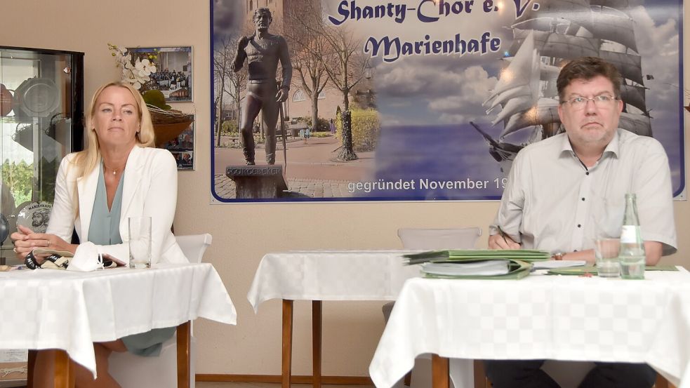 Auf Abstand: Brookmerlands Samtgemeindebürgermeister Gerhard Ihmels wird die Amtsgeschäfte nicht persönlich an seine Nachfolgerin Ida Bienhoff-Topp übergeben. Das Bild zeigt beide in einer Sitzung des Gemeinderates Osteel 2021. Foto: Thomas Dirks