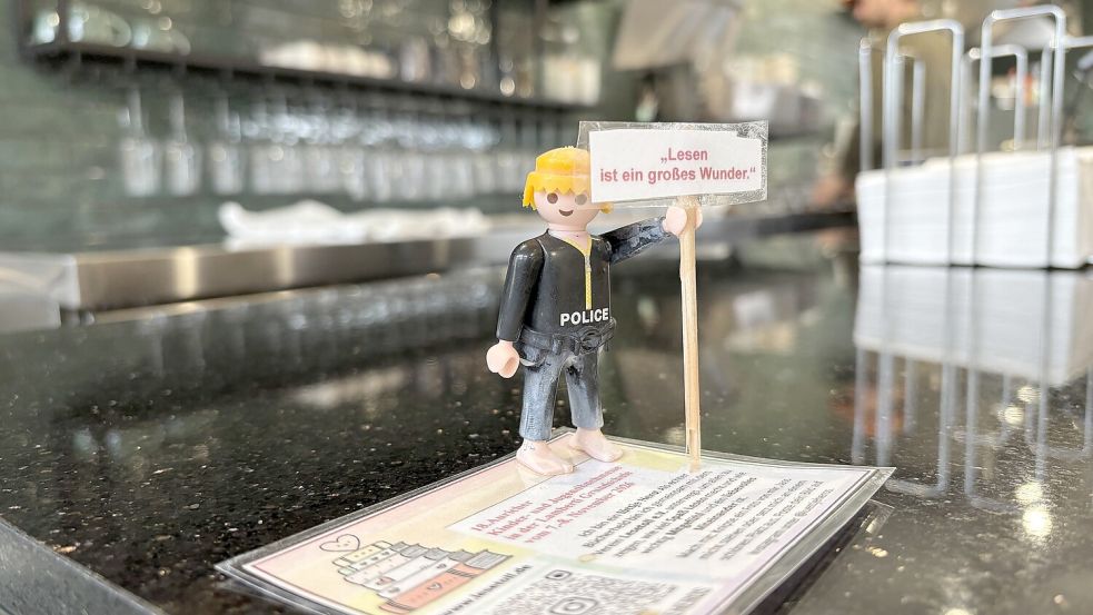 In diesem Jahr kooperiert der Verein Lesetoll mit der Aktion Lüttje Heroes. Unter anderem weisen die kleinen Playmobilfiguren in Auricher Geschäften, wie hier im AalWatt auf die Kinder- und Jugendbuchmesse hin. Foto: Mieke Matthes