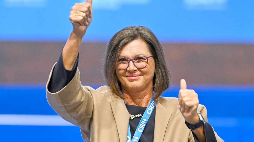 Aigner ließ sich auf dem Parteitag feiern. Foto: Peter Kneffel/dpa