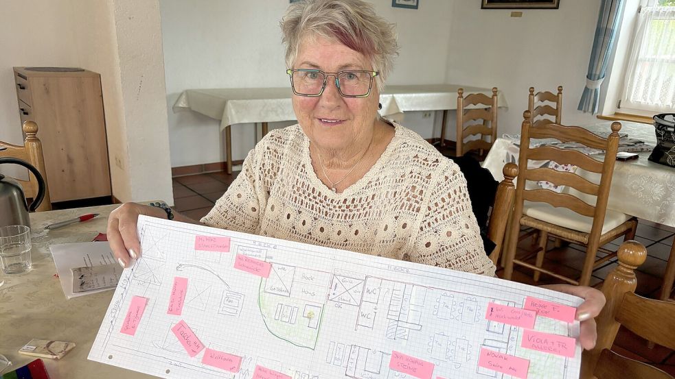 Hält bei der Auswahl der Künstler die Fäden in der Hand: Ausstellungsleiterin Karin Schwarz zeigt den Aufbauplan für den Sommer-Kunsthandwerker-Markt im vergangenen Jahr. Für die folgenden Märkte hat sie bereits „alles unter Dach und Fach“. Foto: Udo Hippen