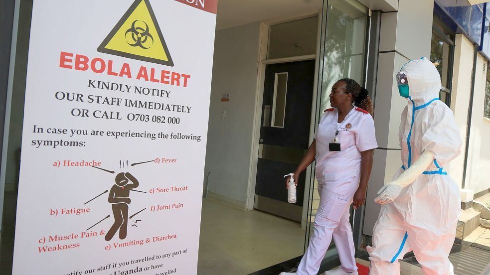 Medizinisches Personal geht vor einer Ebola-Isolationsstation im Nairobi Hospital. (Archivbild) Foto: Andrew Kasuku/AP/dpa